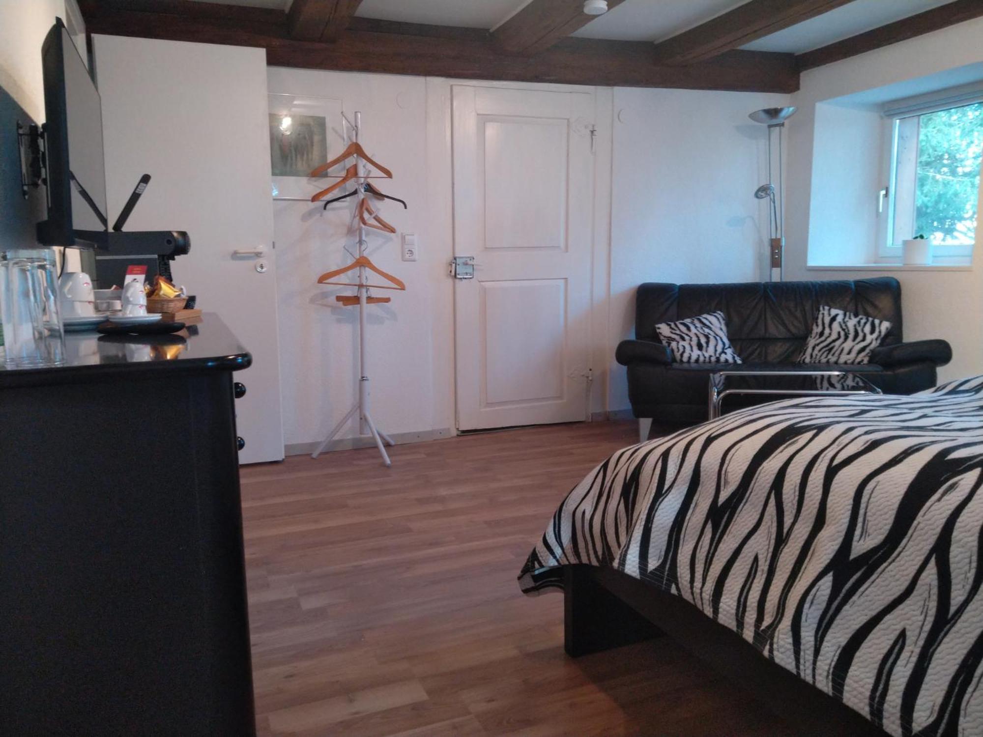 Schwarzwald Escape Guest House Gorwihl ภายนอก รูปภาพ